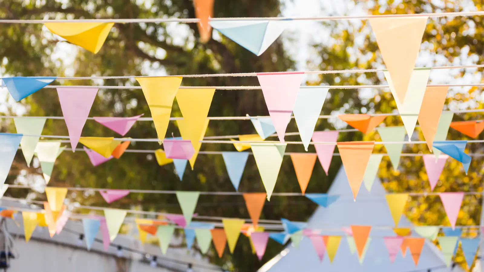 Sommerfest mit Besuchern im Freien