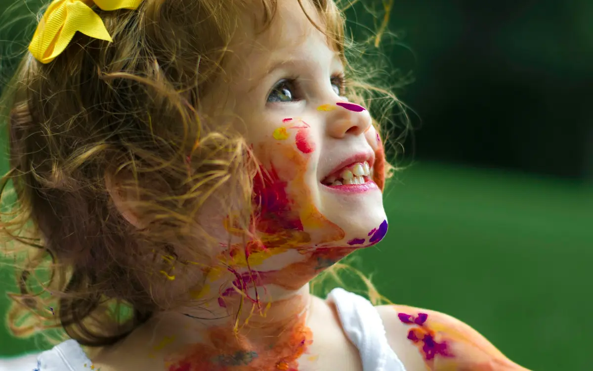 Kinder und Familien bei einem Fest im Freien