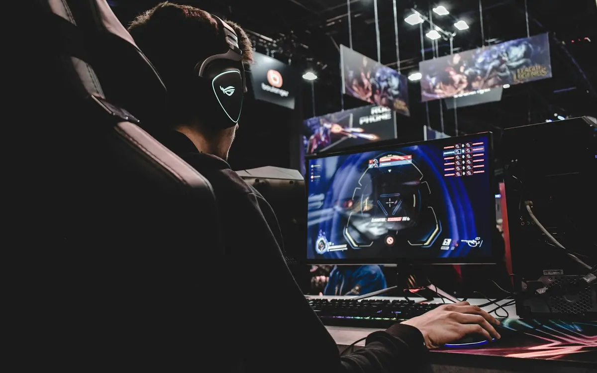 Esports-Spieler an Gaming-Computern bei einem Turnier