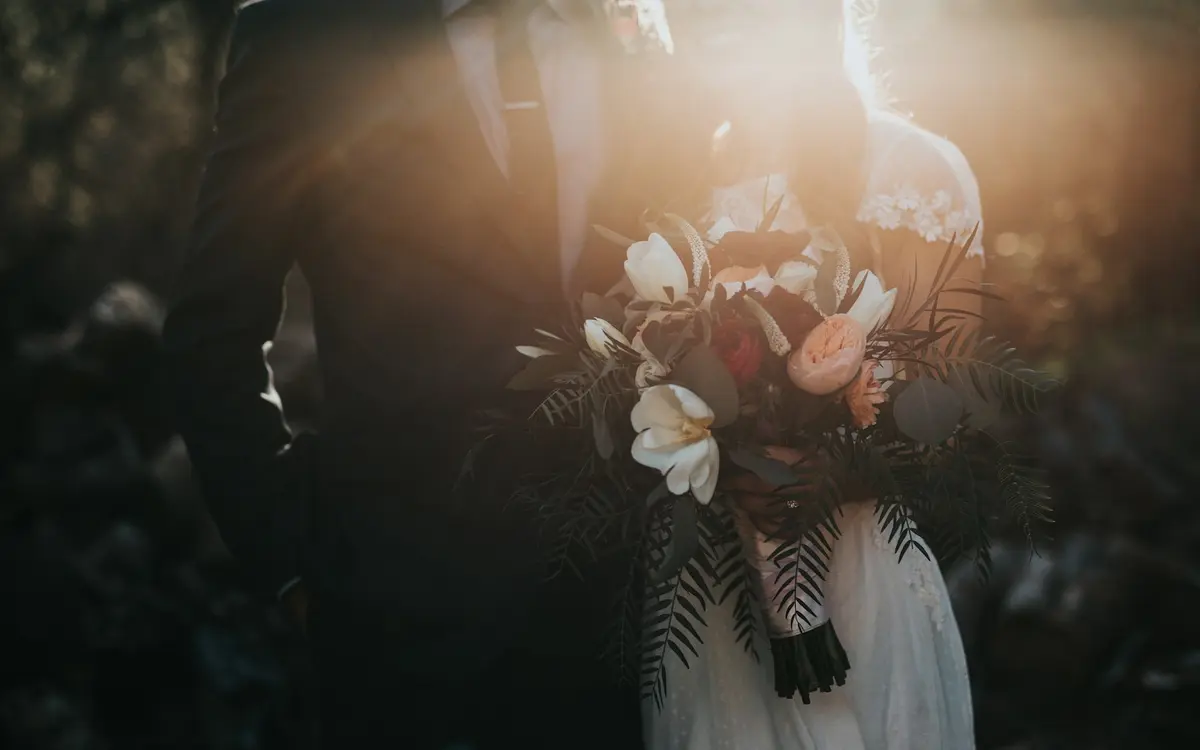 Hochzeitspaar bei einer Feier im Freien