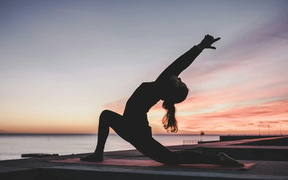 Yoga-Gruppe bei einer Outdoor-Session